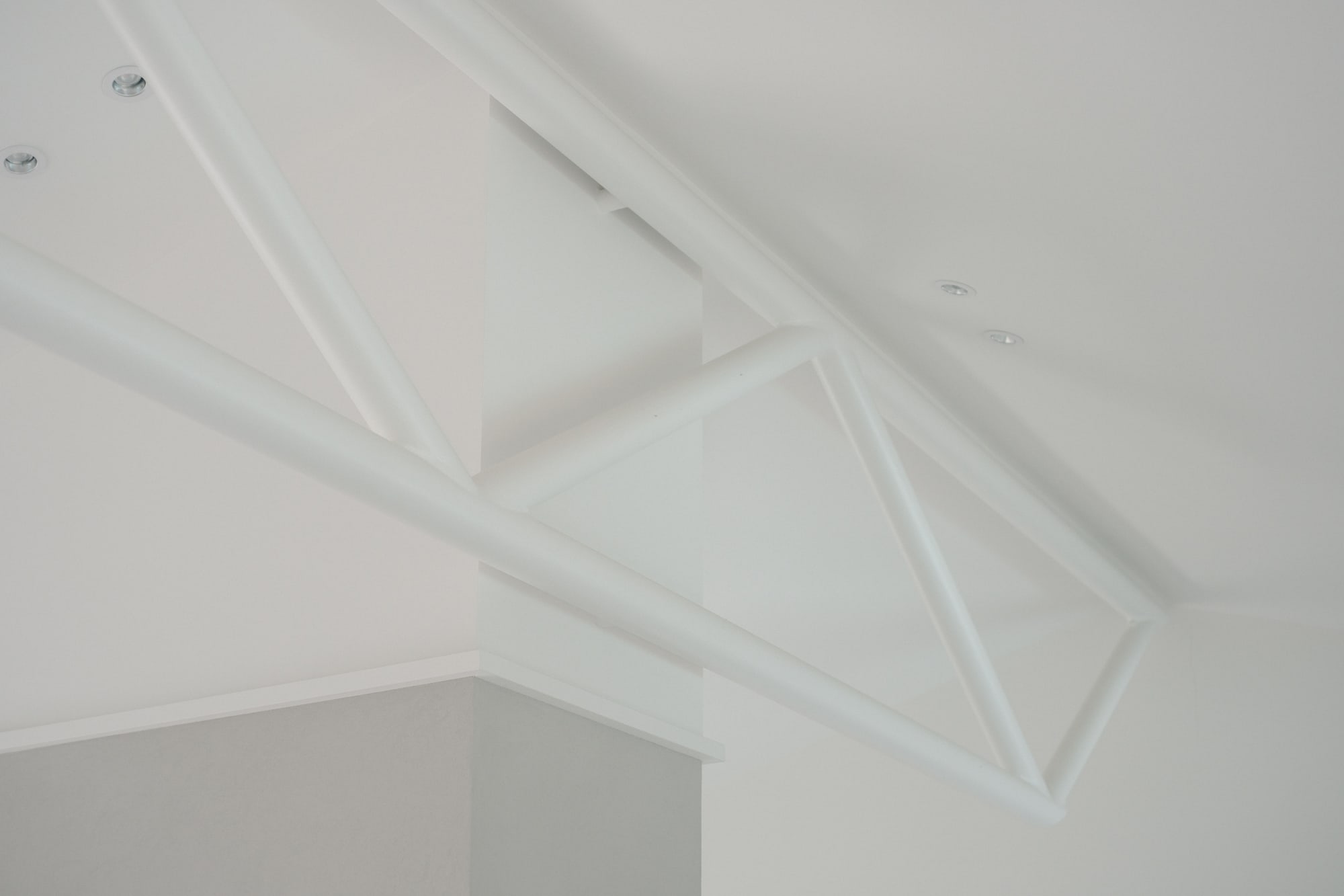 Photography: Shane Hauser Baycrest — White roof trusses and ceiling junctions