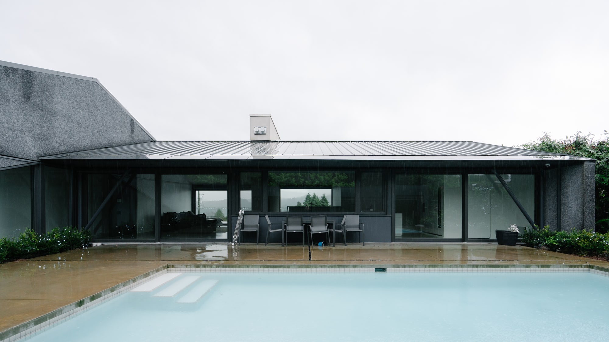 Photography: Shane Hauser Baycrest — Pool courtyard facing the glazed living spaces