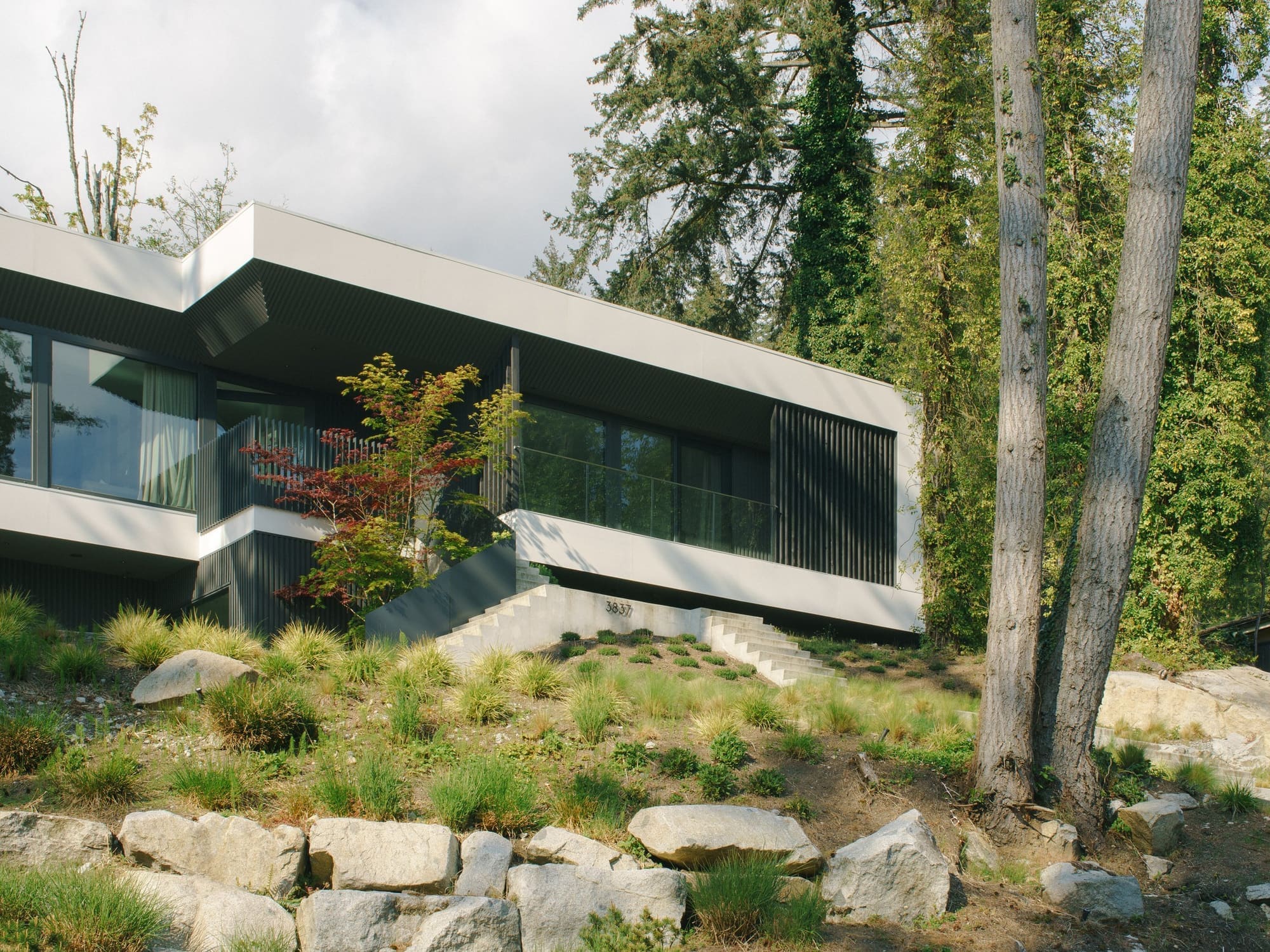 Bayridge — Glazed living spaces above landscaped terraces