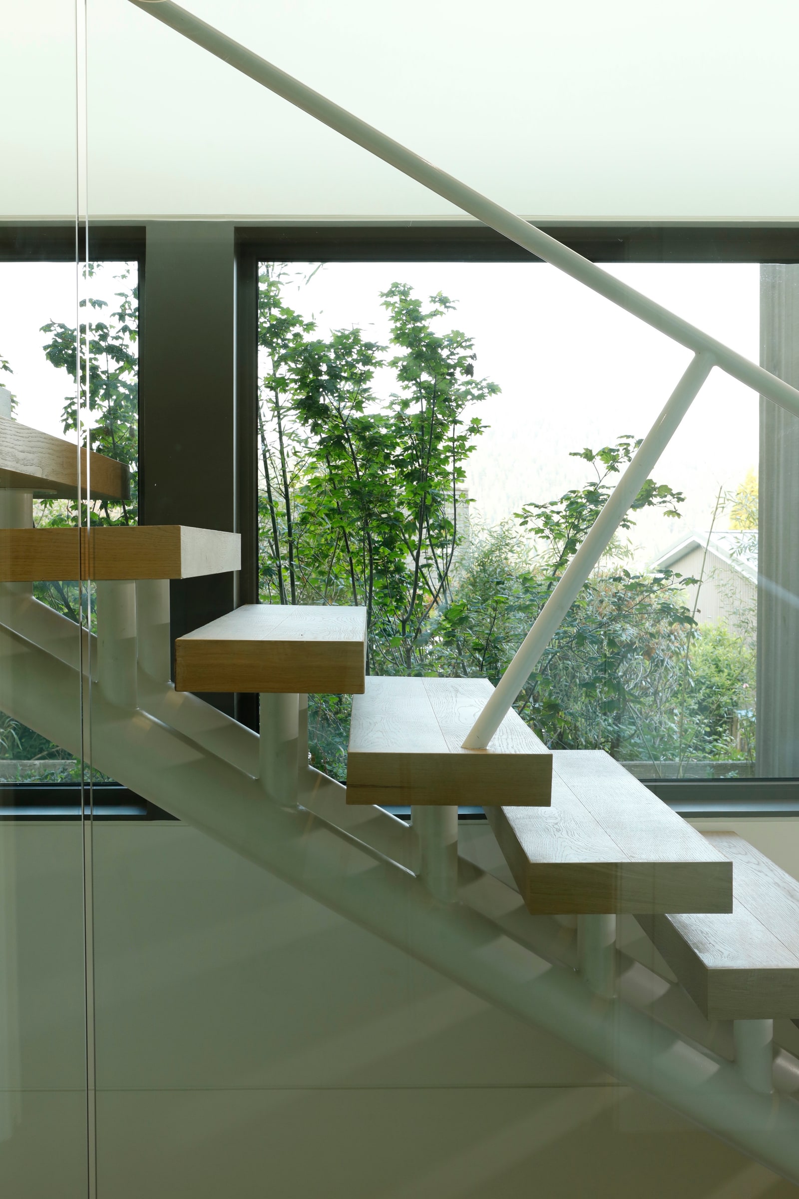 Photography: Ema Peter Deep Cove House — Open timber stair with glazed guard