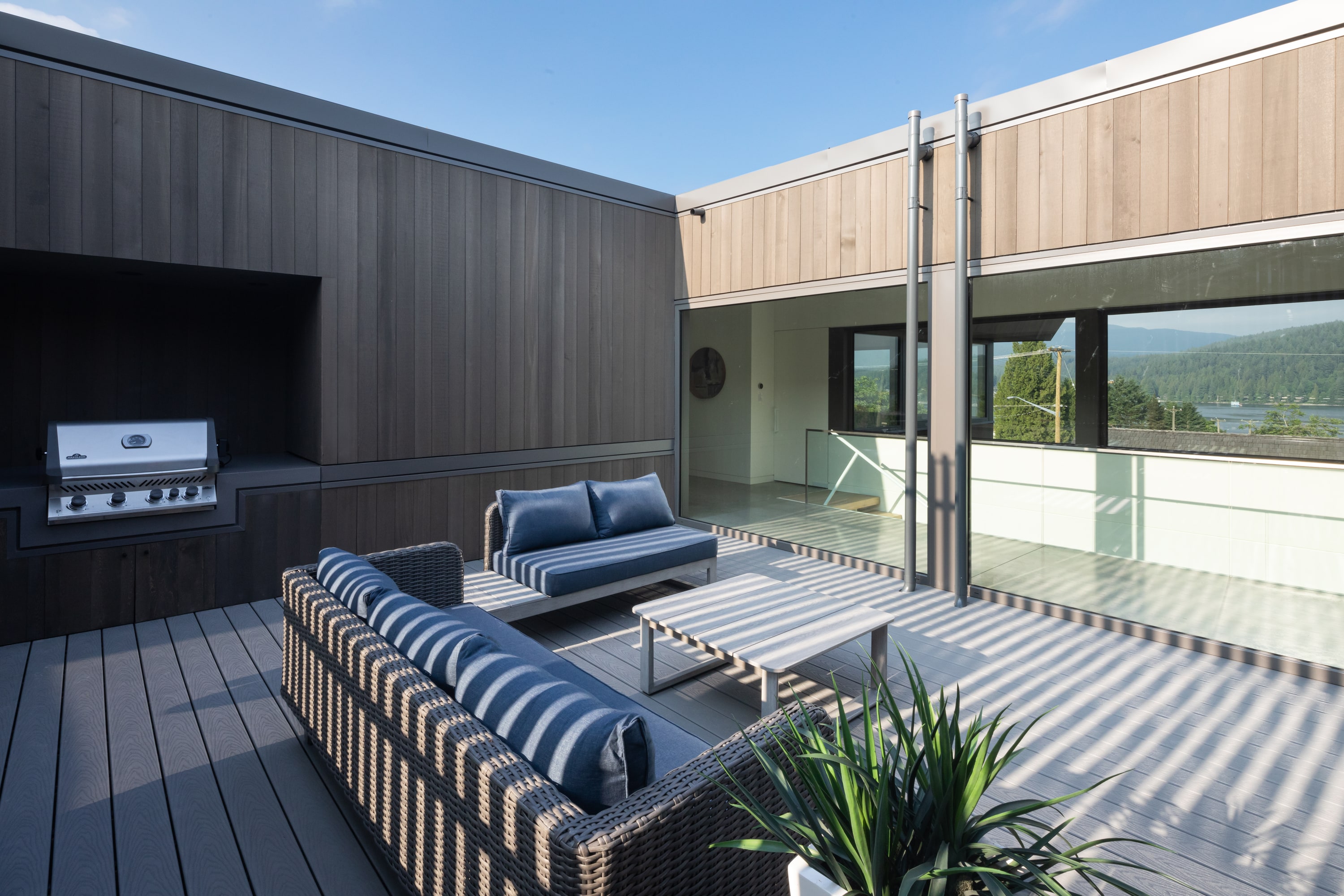 Photography: Ema Peter Deep Cove House — Sheltered courtyard deck beside the glazed interior hallway