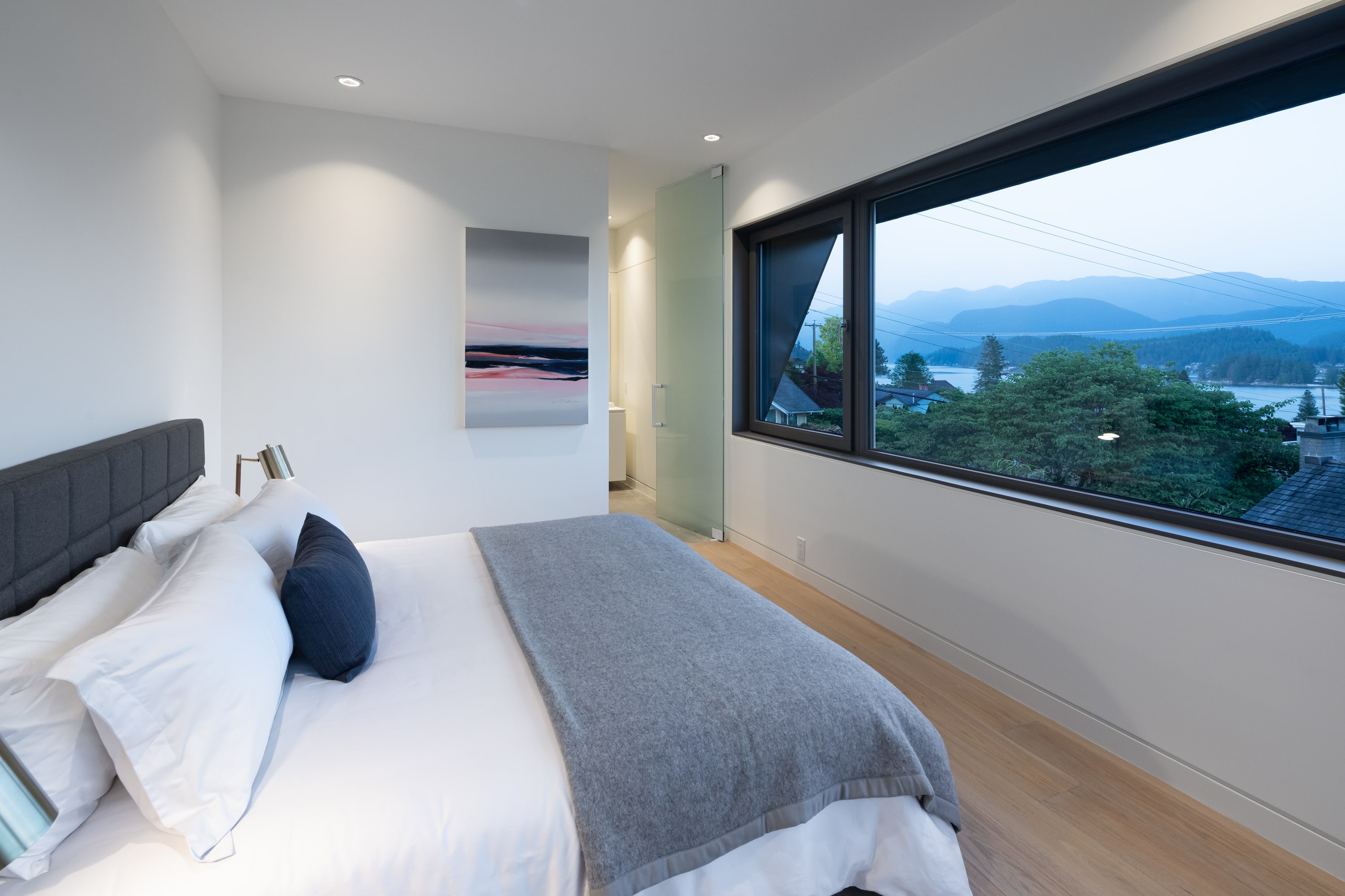 Photography: Ema Peter Deep Cove House — Bedroom with broad windows overlooking the inlet