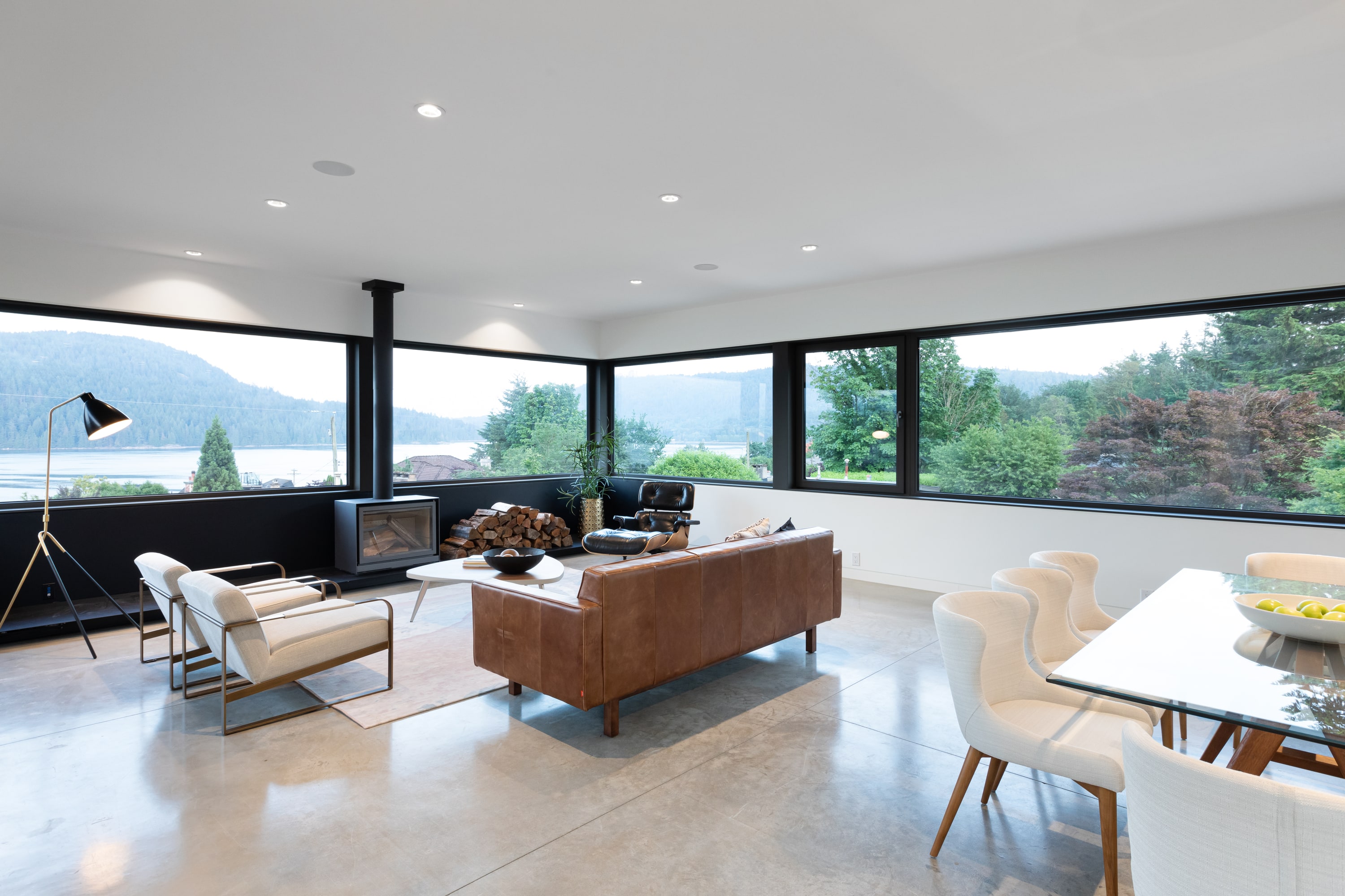 Photography: Ema Peter Deep Cove House — Living room with timber seating and panoramic inlet views