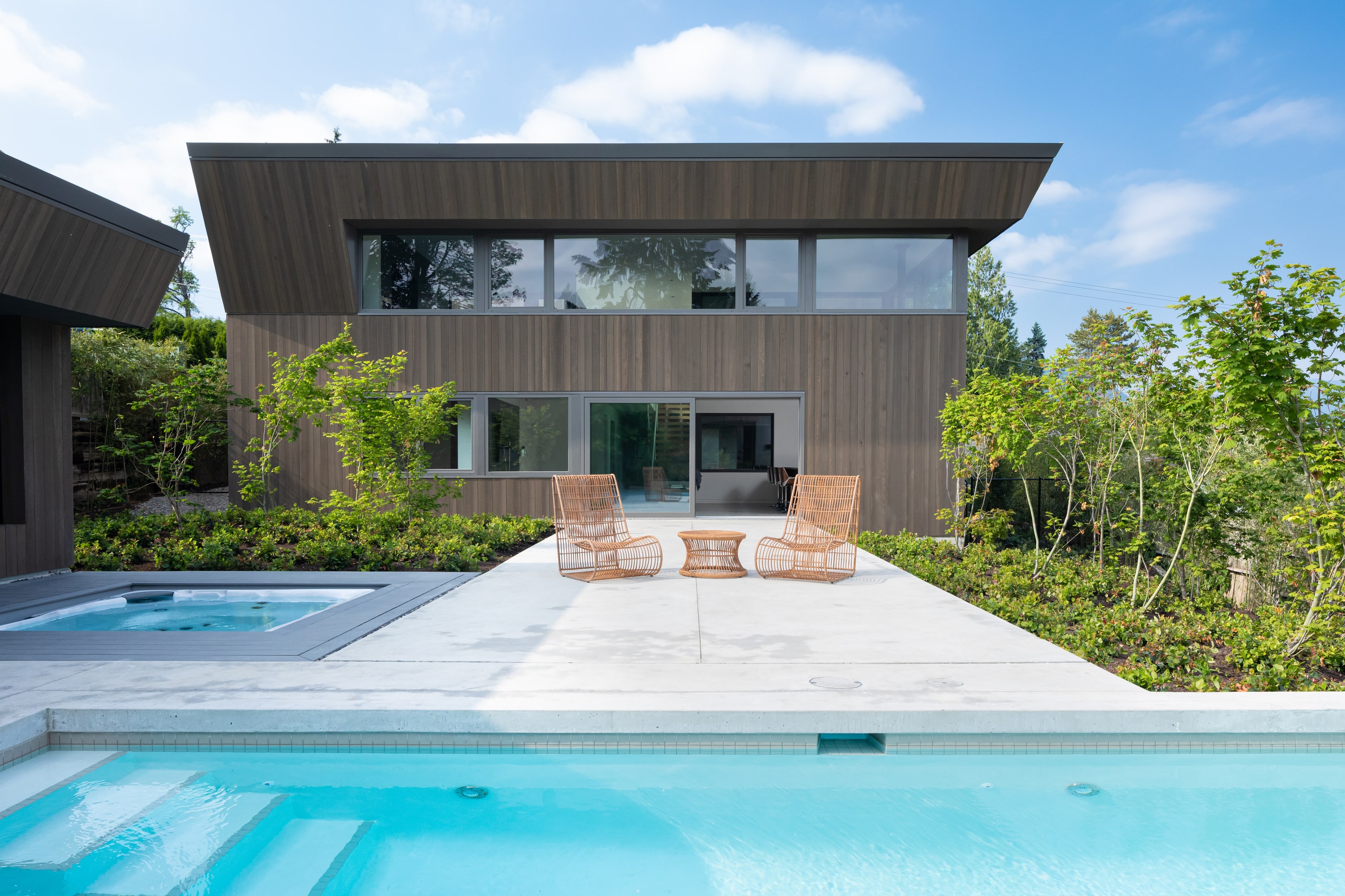 Photography: Ema Peter Deep Cove House — Rear elevation and swimming pool in daylight