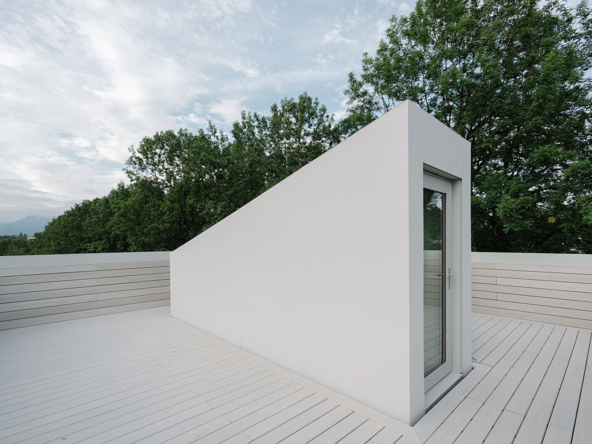 Photography: Shane Hauser Gladstone — Roof deck beside a white angular enclosure