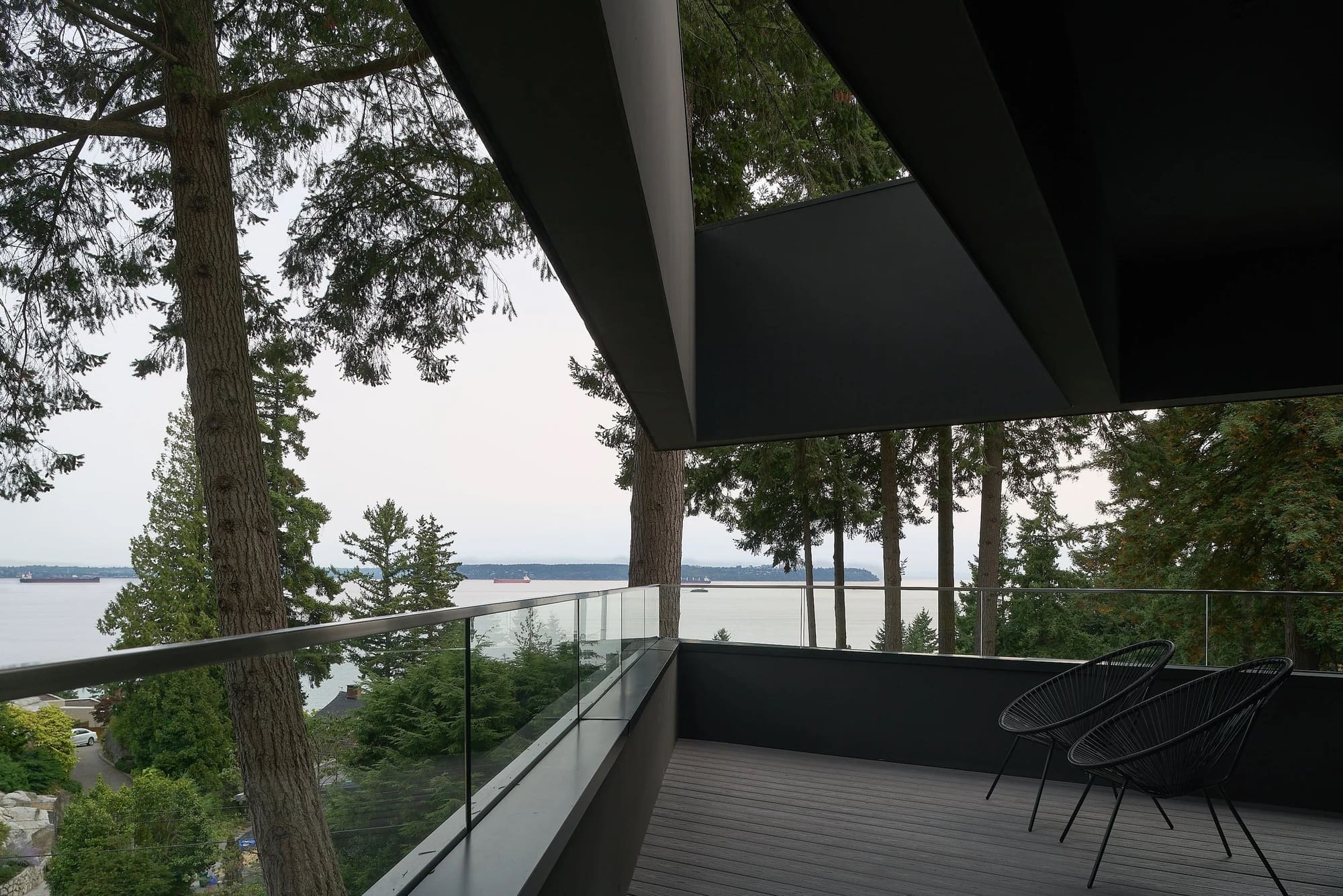 Photography: Sama Jim Canzian House With Big Shingles — Sheltered upper deck overlooking the water