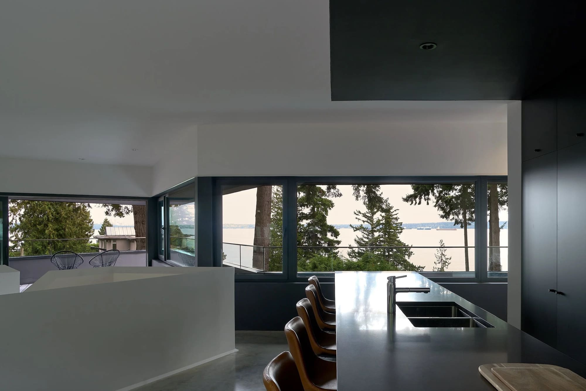 Photography: Sama Jim Canzian House With Big Shingles — Kitchen and dining area overlooking the upper deck