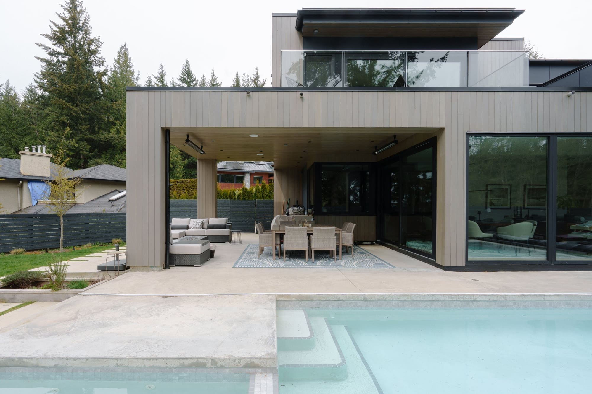 Photography: Shane Hauser Woodgreen — Rear terrace and pool below an upper balcony