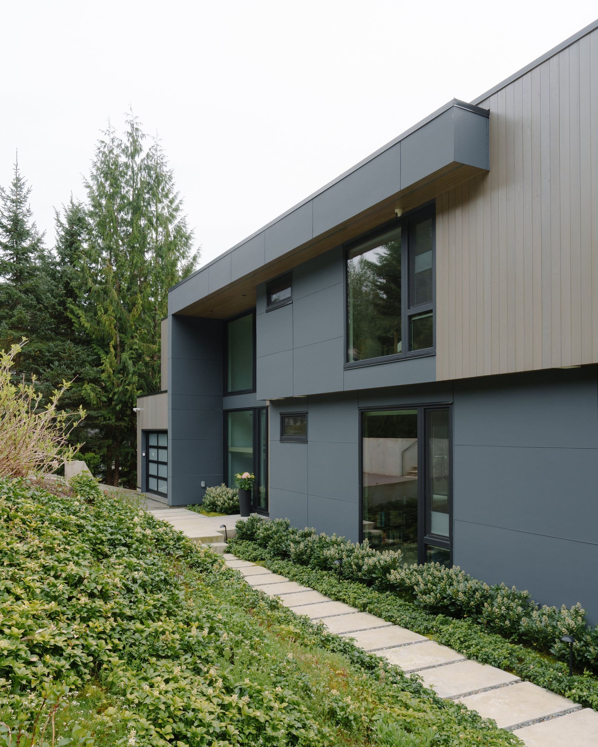Photography: Shane Hauser Woodgreen — Side elevation and planted garden edge
